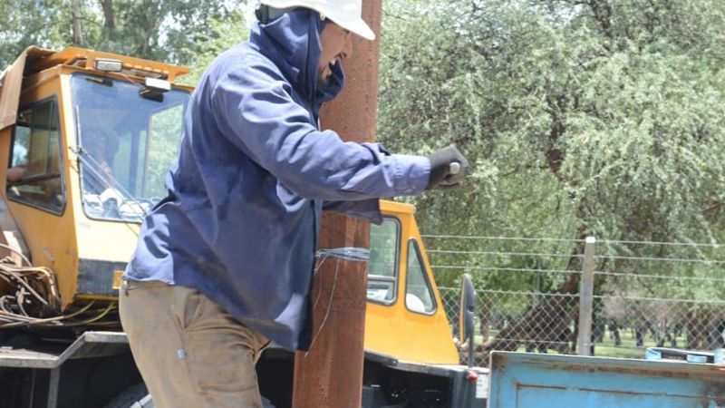 Trabajan en la reparación de la bomba del Pozo 56