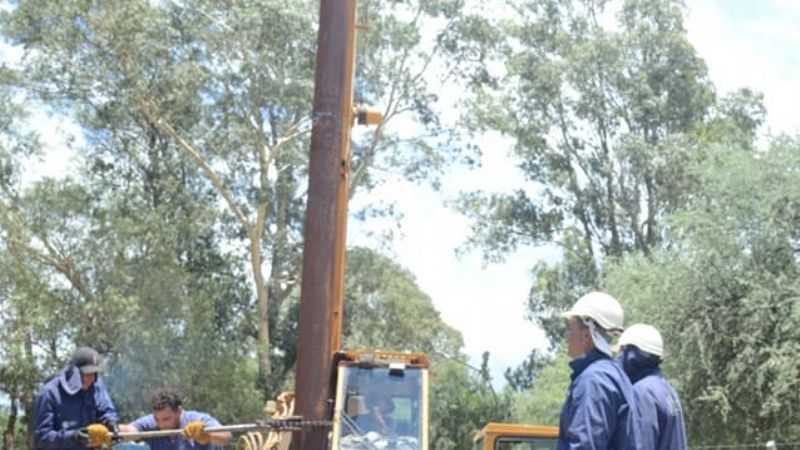 Trabajan en la reparación de la bomba del Pozo 56