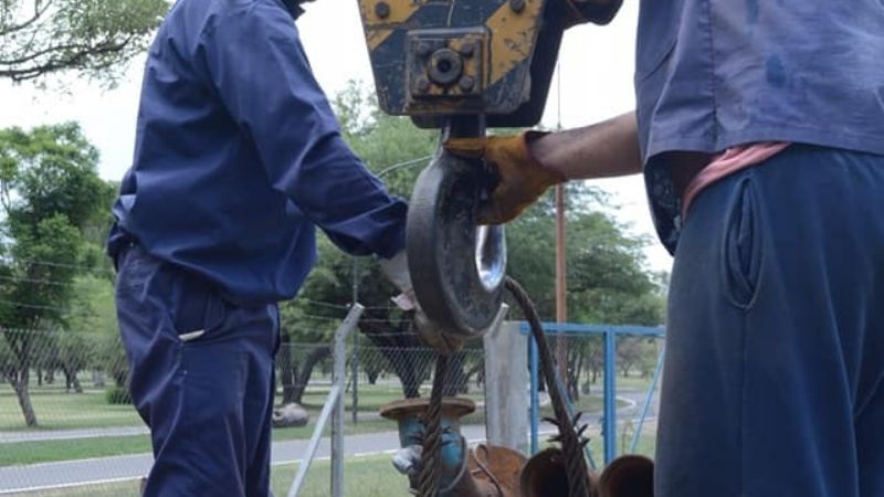 Trabajan en la reparación de la bomba del Pozo 56