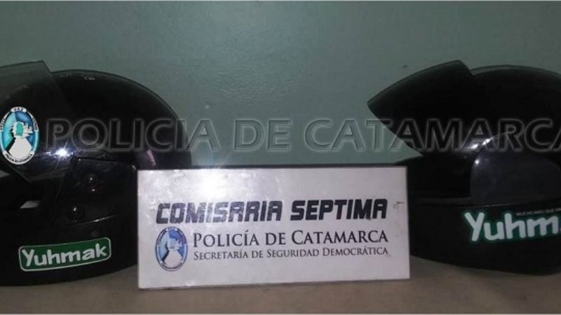 Detienen a un sujeto robando dos cascos