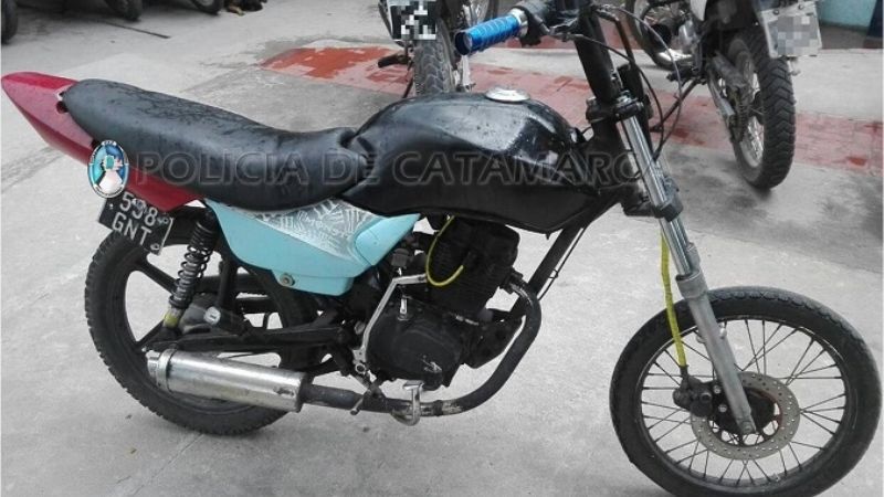Escaparon de la policía y dejaron abandonada una moto