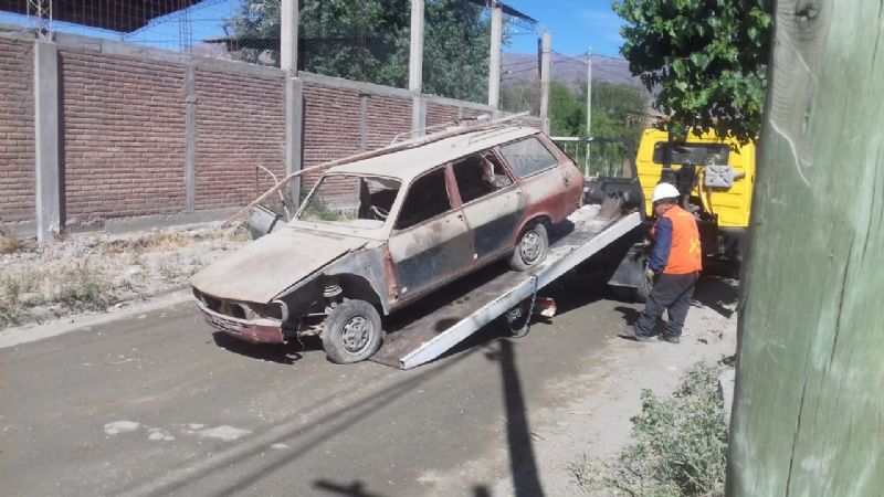 Retiran vehículos chatarras en Santa María
