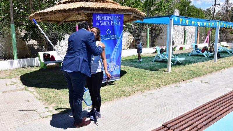 Inició temporada en el natatorio Las Lomitas