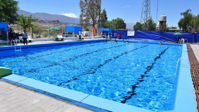 Inició temporada en el natatorio Las Lomitas