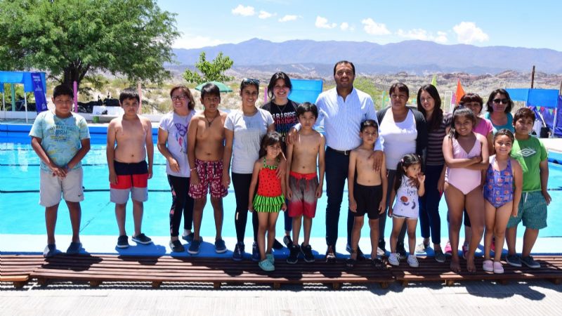 Inició temporada en el natatorio Las Lomitas