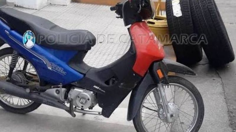 Llevaban en la moto dos gomas robadas, pero perdieron el equilibrio y cayeron al piso