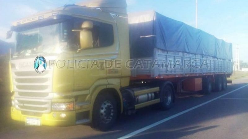 Camionero quiso embestir a un policía en control y desató persecución