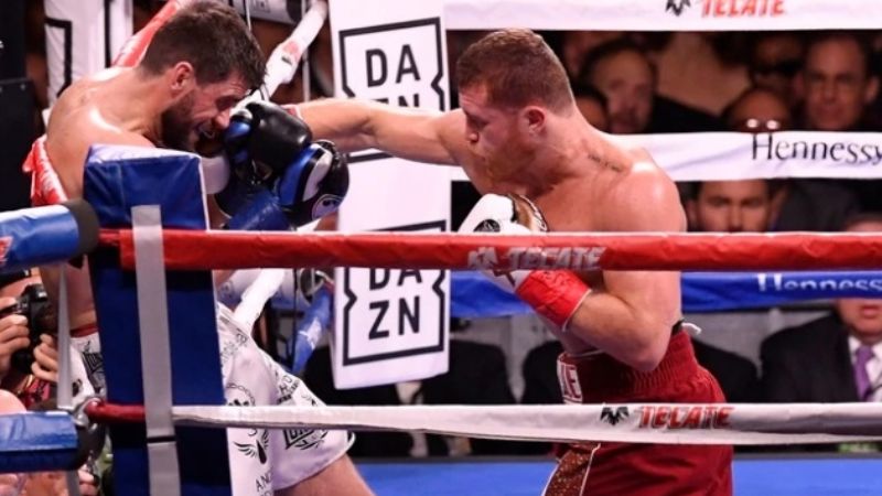 "Canelo" Álvarez liquidó a Rocky Fielding por nocaut e hizo historia en el boxeo