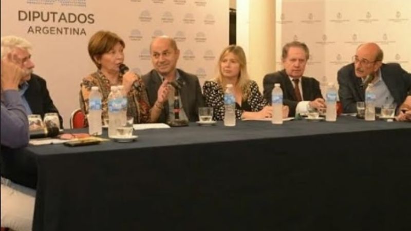 Adriana Díaz disertó en Seminario Democracia y Futuro