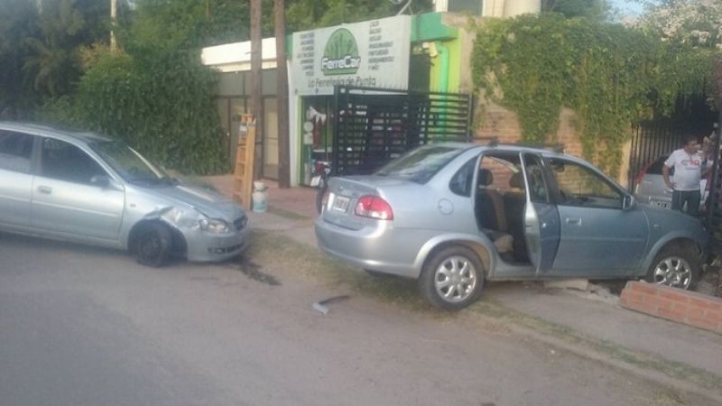 Accidente en "La Punta del Asfalto", un auto se incrustó en una vivienda