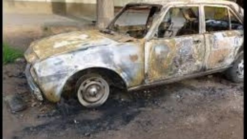 Se prendió fuego un Peugeot 504