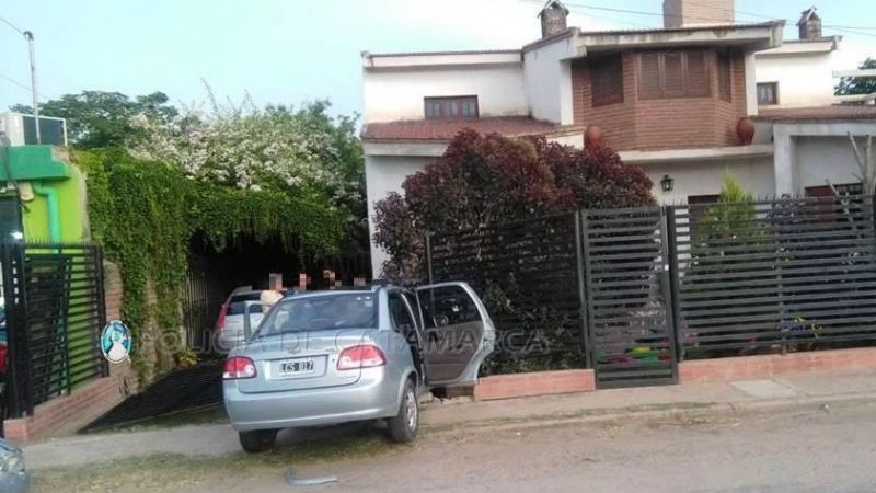 Chocó a un auto que terminó estrellado contra una casa