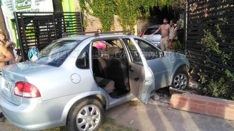 Chocó a un auto que terminó estrellado contra una casa