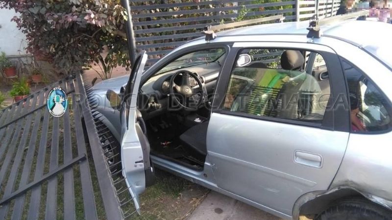 Chocó a un auto que terminó estrellado contra una casa
