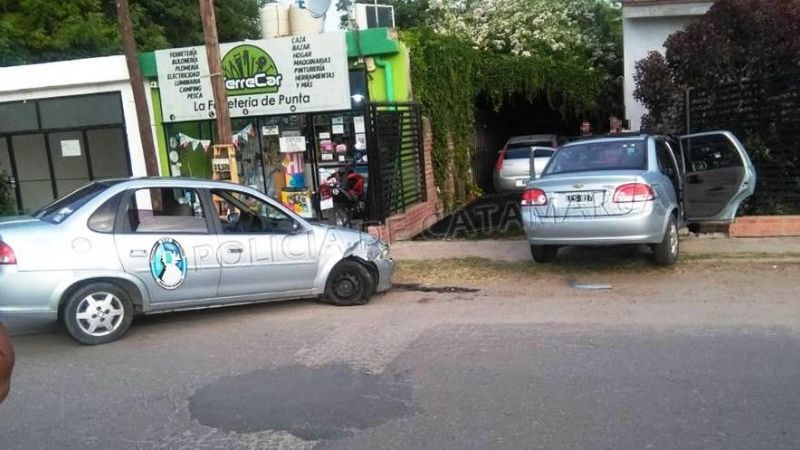 Chocó a un auto que terminó estrellado contra una casa