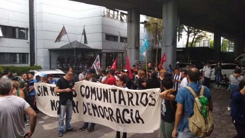 Comunicadores populares protestaron en la entrada de Canal 13
