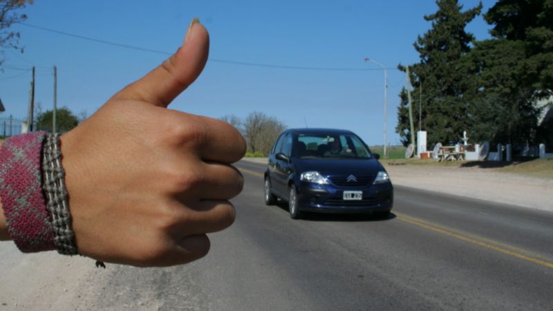 Intentó fugarse con su hijo “haciendo dedo” en la ruta