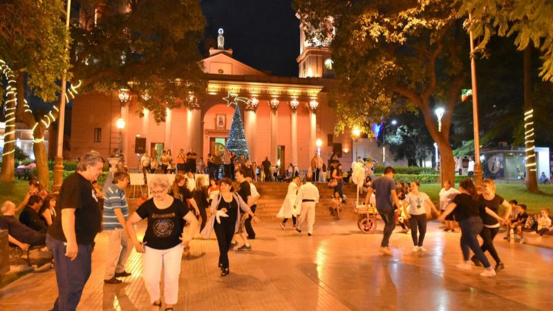 Clase gratuita de danzas folklóricas en la plaza 25 de Mayo