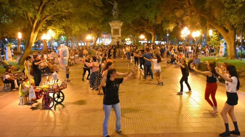 Clase gratuita de danzas folklóricas en la plaza 25 de Mayo