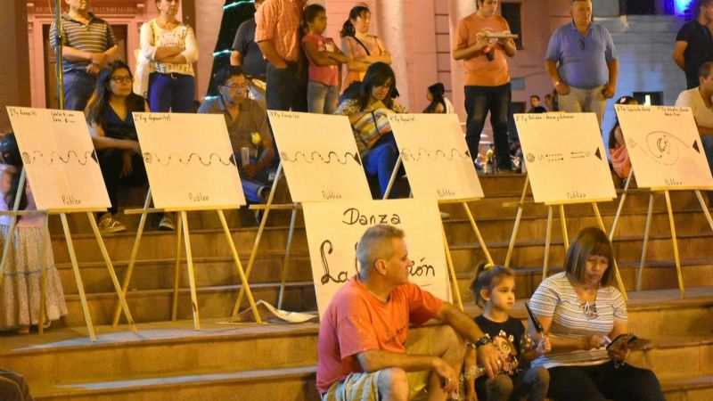 Clase gratuita de danzas folklóricas en la plaza 25 de Mayo
