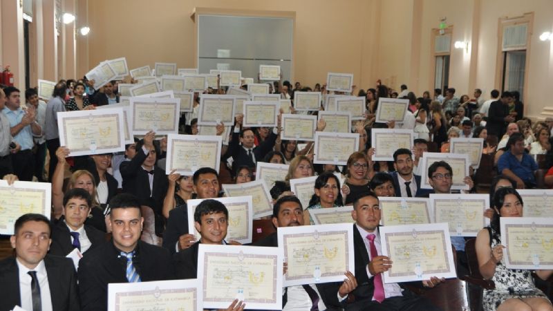 Egresaron 126 nuevos profesionales de la Facultad de Humanidades