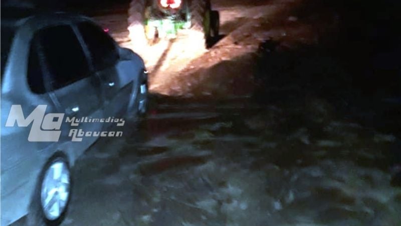 Docentes salvan sus vidas de milagro al ser arrastrados por la creciente