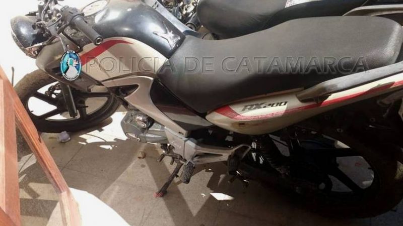 Arrestan a un joven sin documentación y le secuestran la moto