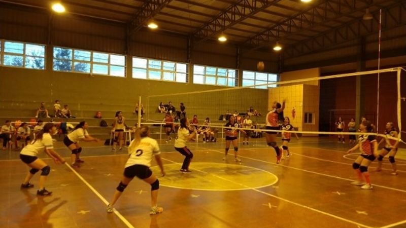 Este domingo se juega la final del vóley femenino de la liga regional de vóley