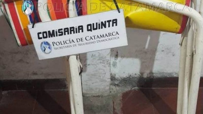 Denunció que le robaron una reposera