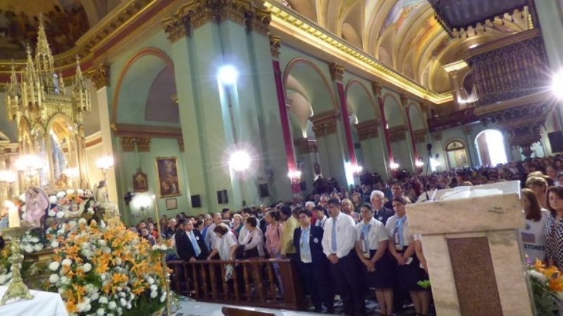 María recibió el tributo de los servidores y colaboradores del Santuario