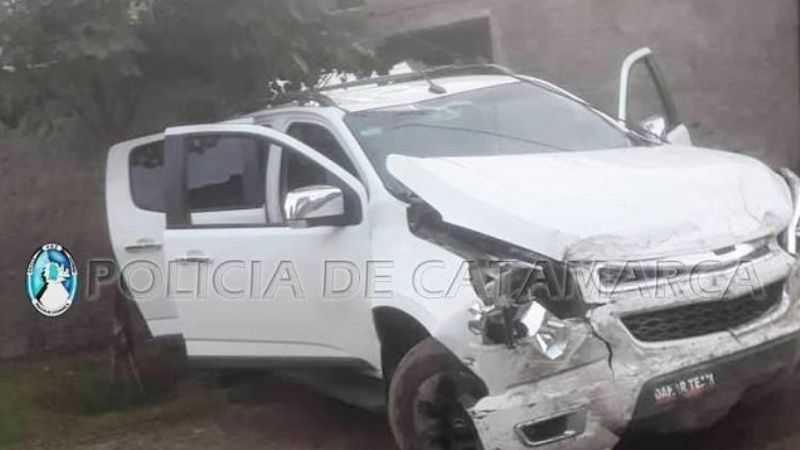 Alcoholizado, chocó contra un poste, y luego con una casa