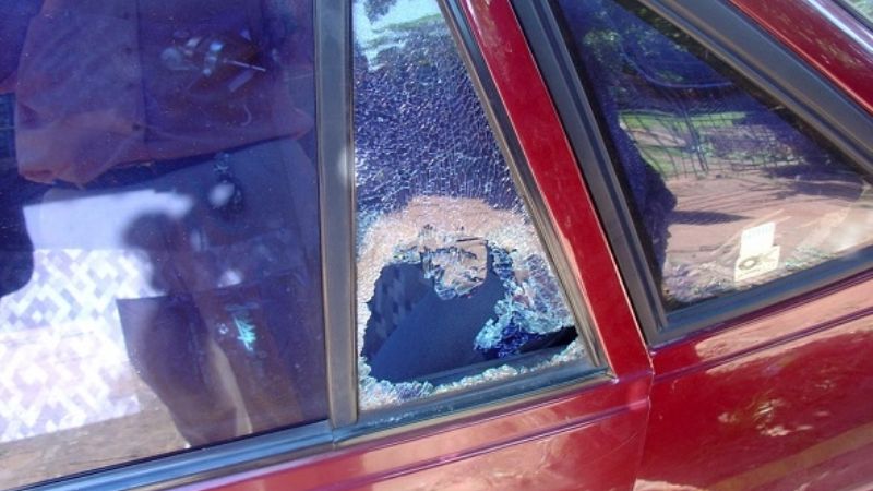 Presos por dañar la ventanilla de un auto