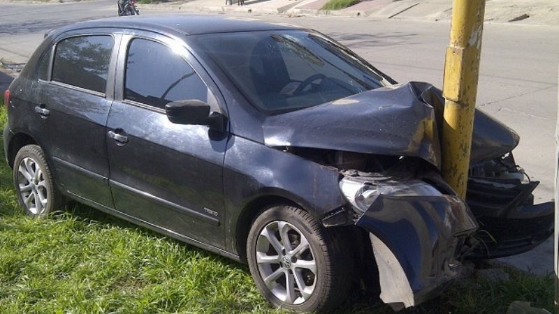 Impactó contra un poste en la zona de los boliches