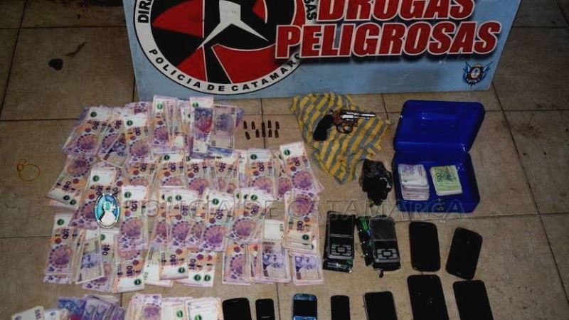 Secuestran droga, $68.000 y detienen a un hombre en la Capital
