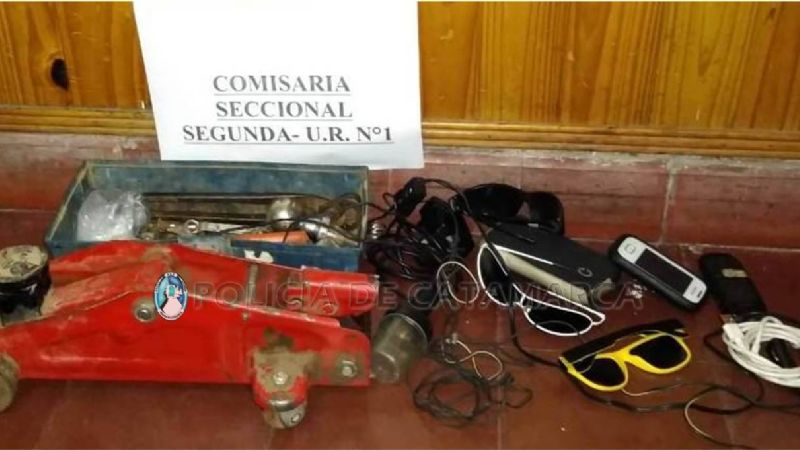 Un joven y un niño robaron varios elementos de un auto