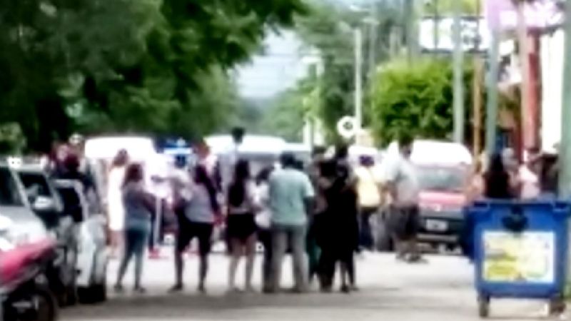 Hartos, municipales de Recreo volvieron con piquetes