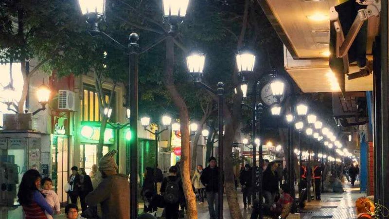 Descubrieron a un menor robando ropa en un local