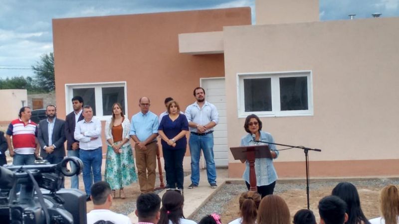 La Gobernadora entregó viviendas Recreo