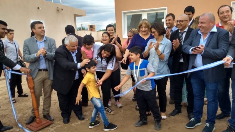 La Gobernadora entregó viviendas Recreo