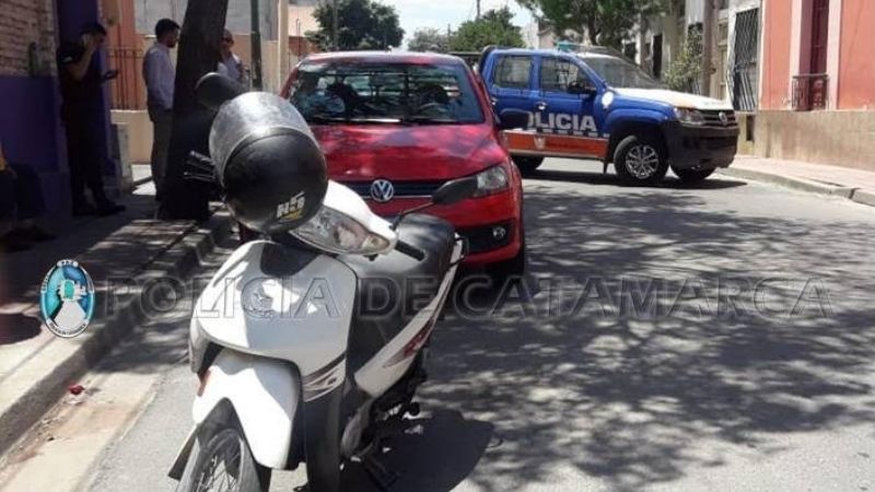 Pasó por la derecha, le abrieron la puerta de un auto, y cayó al piso