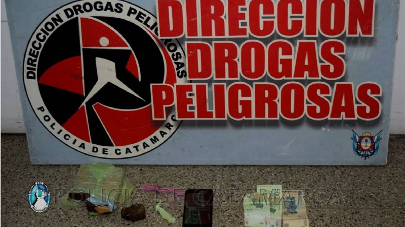 Perros adiestrados descubrieron droga en un auto