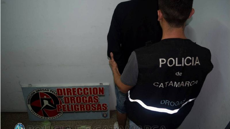 Perros adiestrados descubrieron droga en un auto