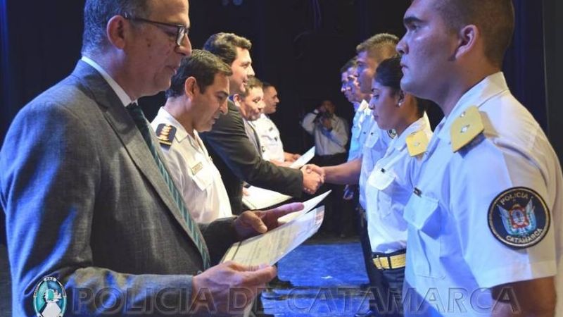 Egresaron 61 oficiales en la Escuela de Cadetes