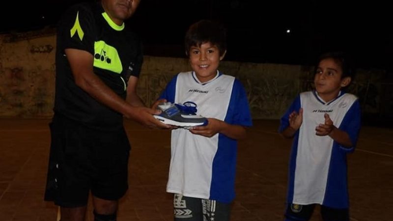 Gesto solidario del referí en el Baby “Los Cuervito”