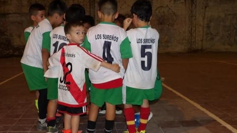 Gesto solidario del referí en el Baby “Los Cuervito”