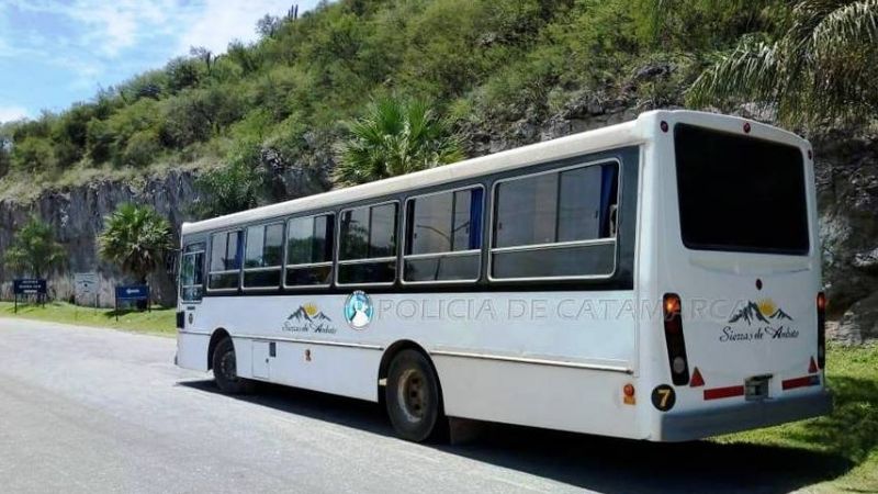 Secuestran 1000 bolsas de carbón y retienen dos colectivos