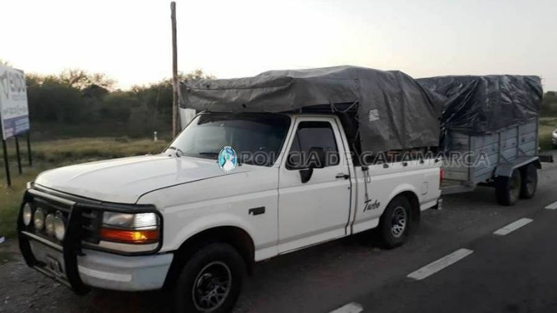 Secuestran 1000 bolsas de carbón y retienen dos colectivos