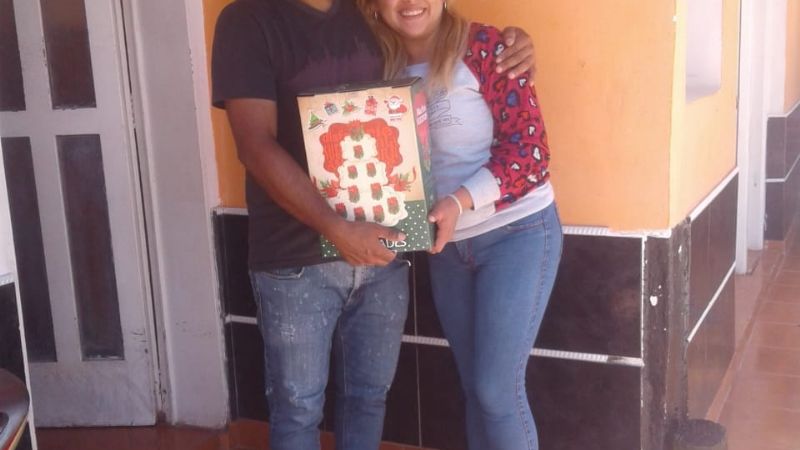 Entrega de cajas navideñas a vecinos de El Alto