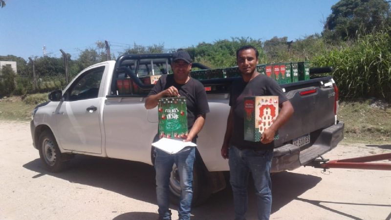 Entrega de cajas navideñas a vecinos de El Alto