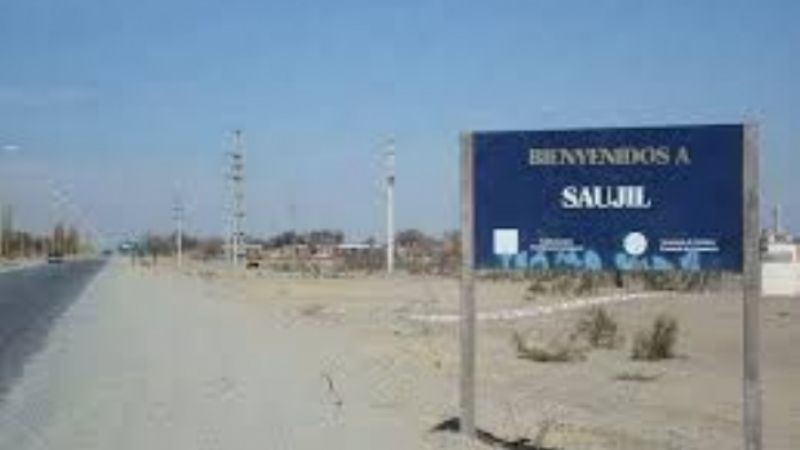 Trasladan a un hombre que volcó con su camioneta en Pomán